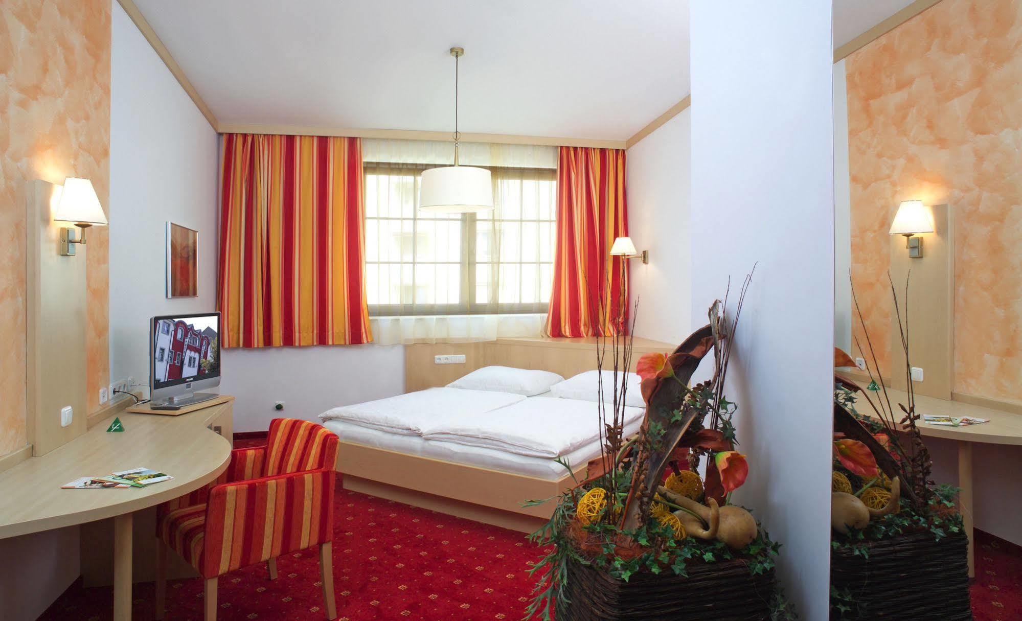 Hotel Restaurant Wallner I Contactless Check-In แซงต์วาเลนทิน ภายนอก รูปภาพ