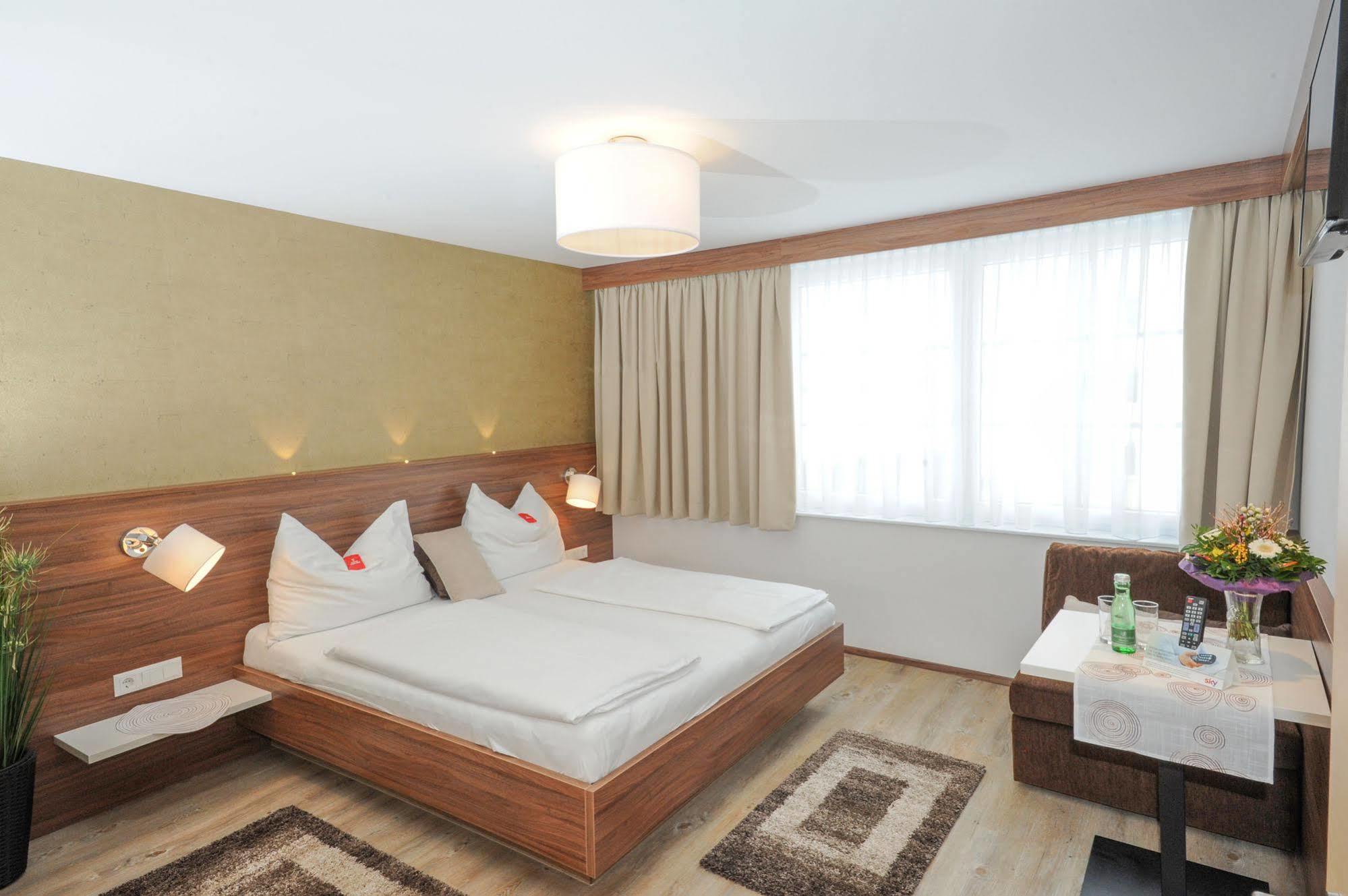 Hotel Restaurant Wallner I Contactless Check-In แซงต์วาเลนทิน ภายนอก รูปภาพ